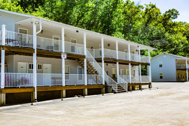 camdenton-motels-available-red-oak-resort